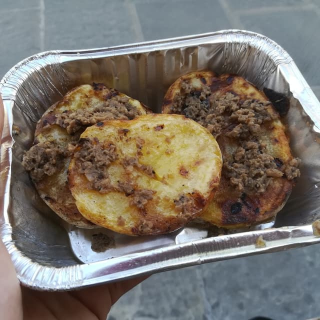 菜肴“Patate Alla Brace Con Tartufo”的照片