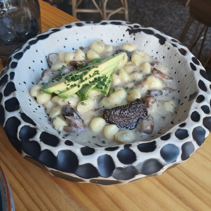 review photo of Avocado Love Ñoquis con salsa de champiñones y trufa shared by @laauura on 22 Aug 2021 - review