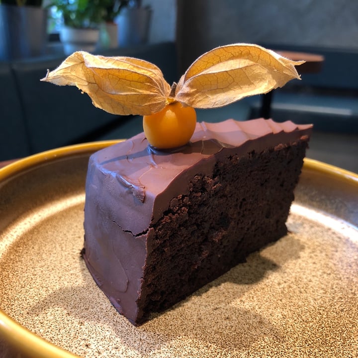 photo of Genius Central Singapore Vegan chocolate mud cake shared by @katherinegloria on  23 Dec 2020 - review