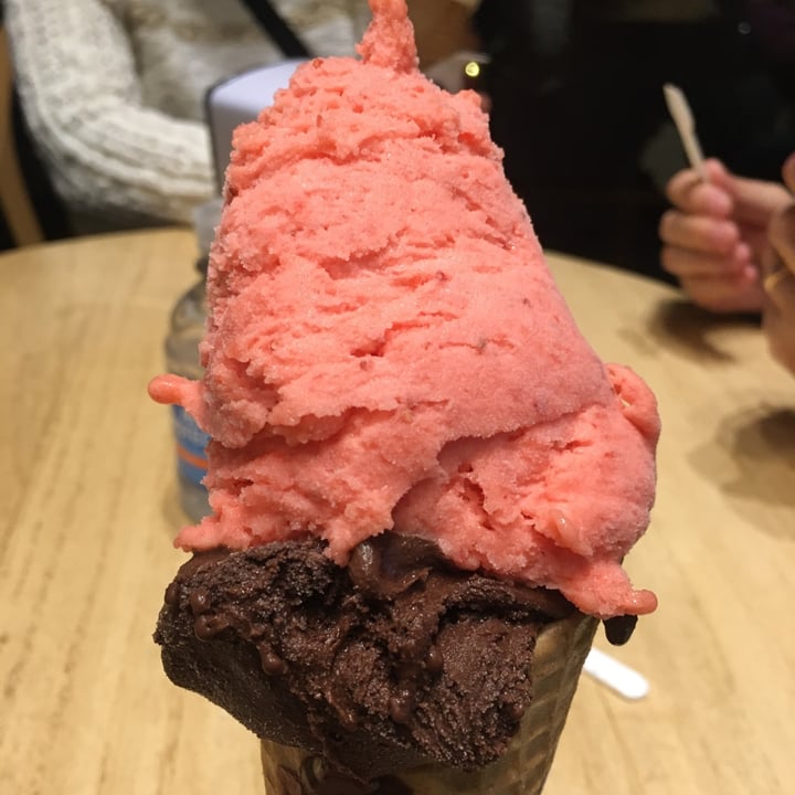 review photo of Lucciano´s Palermo Soho Helado De Chocolate Y Frutilla Con Naranja shared by @cachinico on 03 Apr 2021 - review