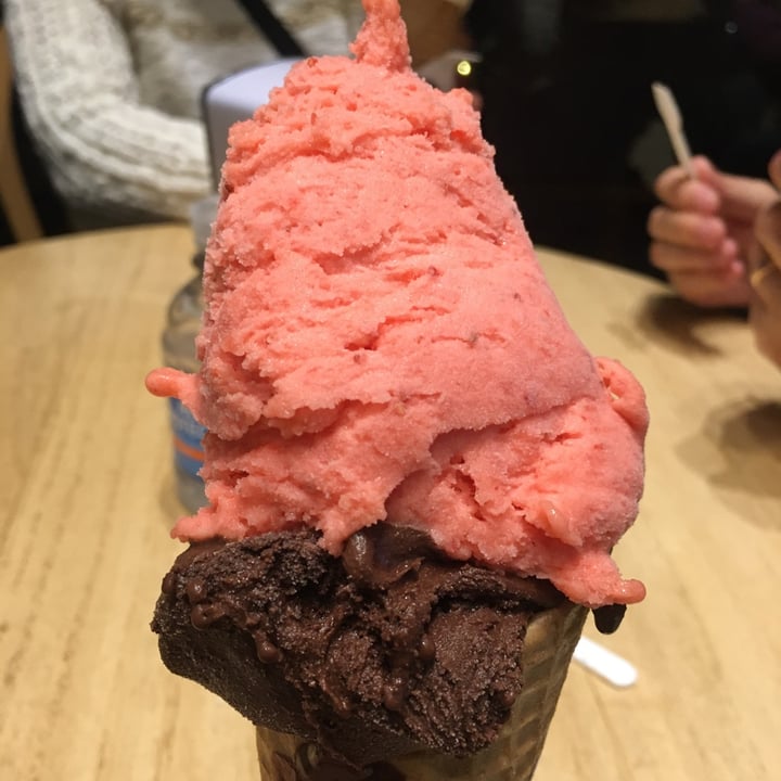 photo of Lucciano´s Palermo Soho Helado De Chocolate Y Frutilla Con Naranja shared by @cachinico on  03 Apr 2021 - review