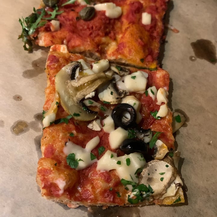 photo of IL LOCA Pizza a Taglio Rossa funghi e olive shared by @martachatnoir92 on  28 Apr 2022 - review