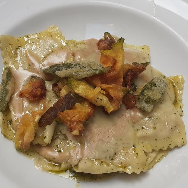 Foto del plato “Ravioli di Zucca Con Crema Di Cannellini E Nocciole Con Salvia Fritta”