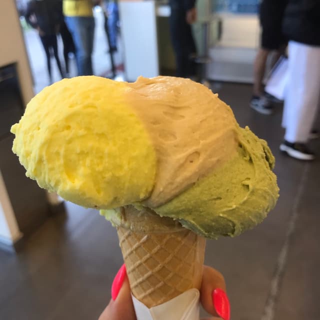 Foto do prato “Pistachio-Nocciola- Ananas con il zenzero”