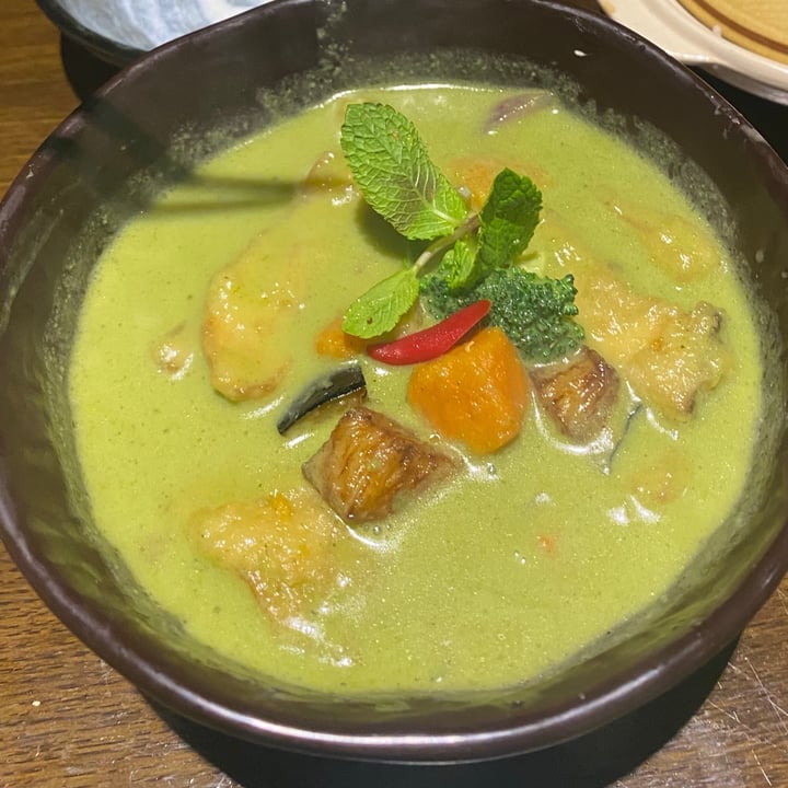 photo of Suissi Vegan Asian Kitchen Thai curry with king trumpet mushrooms shared by @devon0 on  21 Nov 2021 - review