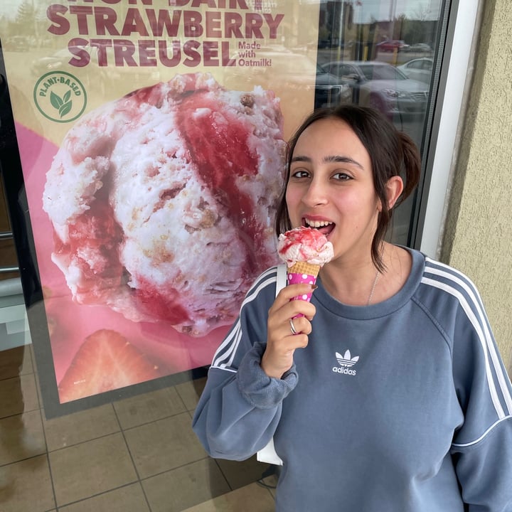 review photo of Baskin Robbins Non-Dairy Strawberry Streusel ice cream shared by @endofderry on 02 Jun 2021 - review
