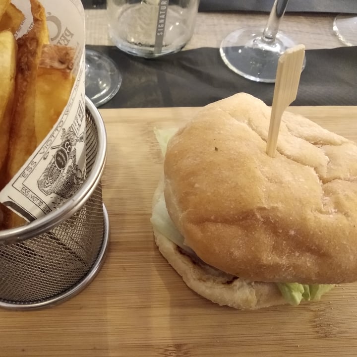 photo of The Royal Bistro Burguer Vegana shared by @jeimsvera on  13 Aug 2022 - review