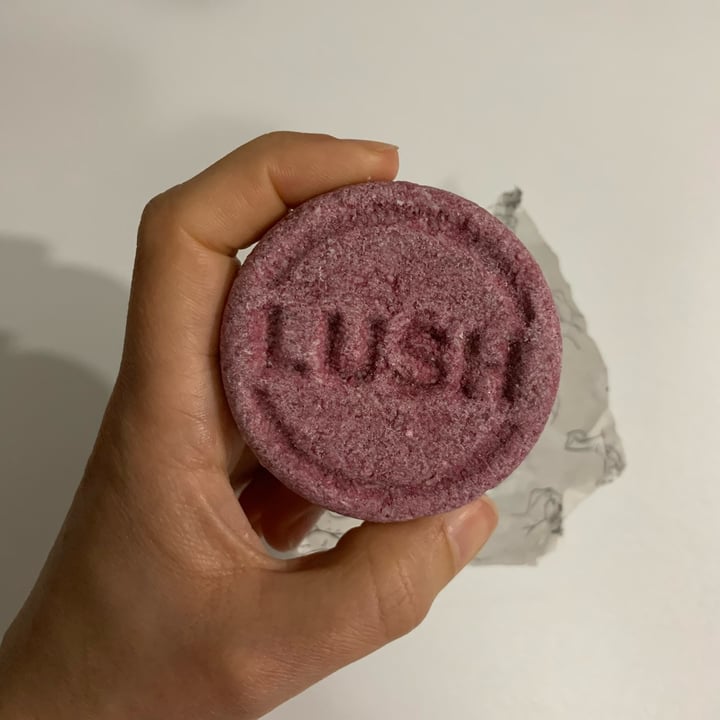 photo of LUSH Fresh Handmade Cosmetics Shampoo solido rosa shared by @frafigus on  01 Apr 2022 - review