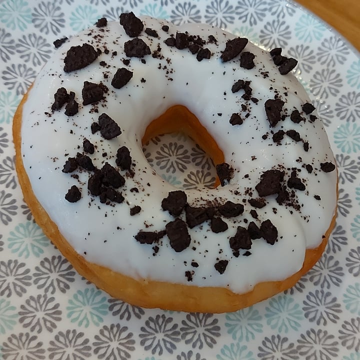 review photo of VegAmazing Doughnuts Donut de chocolate blanco y oreo shared by @gailgens on 17 Apr 2021 - review