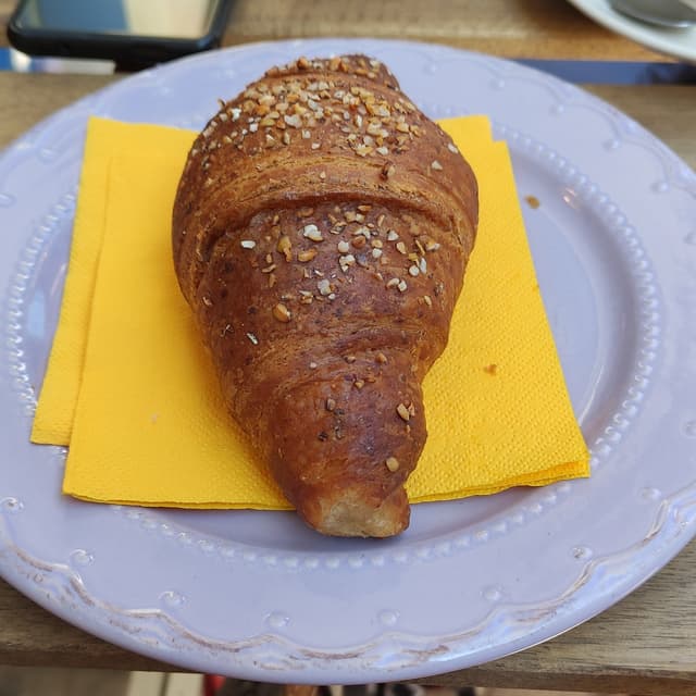 Foto del piatto “Cornetto Ai Tre Farti E Confettura Di More”