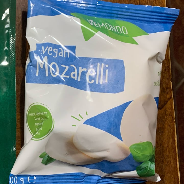 review photo of Vemondo Vegan Mozarelli shared by @gallinella01 on 22 Apr 2022 - review