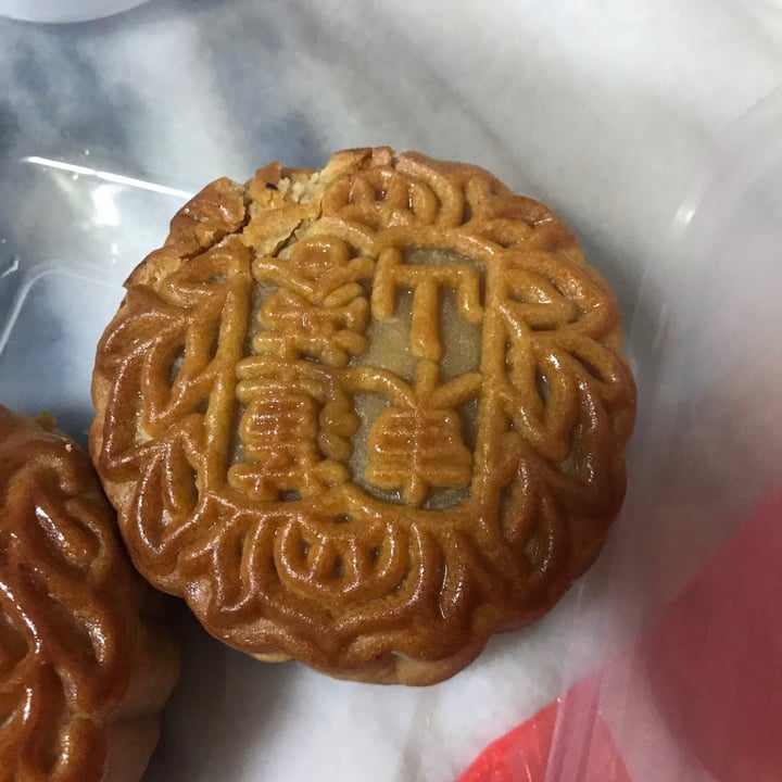 photo of Dongshan Eastern Highland Healthy Cake House Baked Lotus Mooncake shared by @opheeeliaaa on  04 Sep 2020 - review