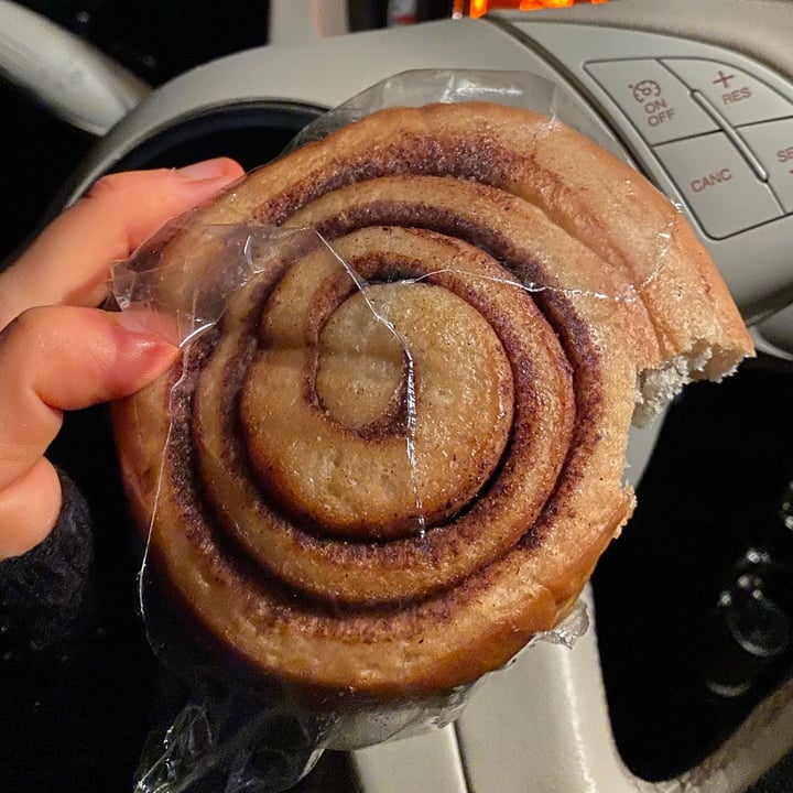 photo of Ju coldpress Cinnabon Roll shared by @inespressable on  25 Jul 2021 - review