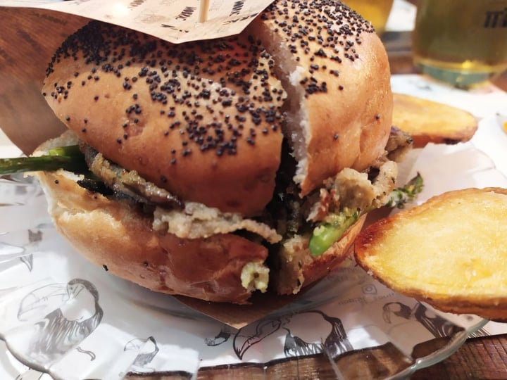 photo of NOBRAC SOULFOOD / Hamburguesería Gourmet / Café / Copeteo Hamburguesa Vegana MARIO BROSS shared by @alucinapepinillos on  25 Nov 2019 - review