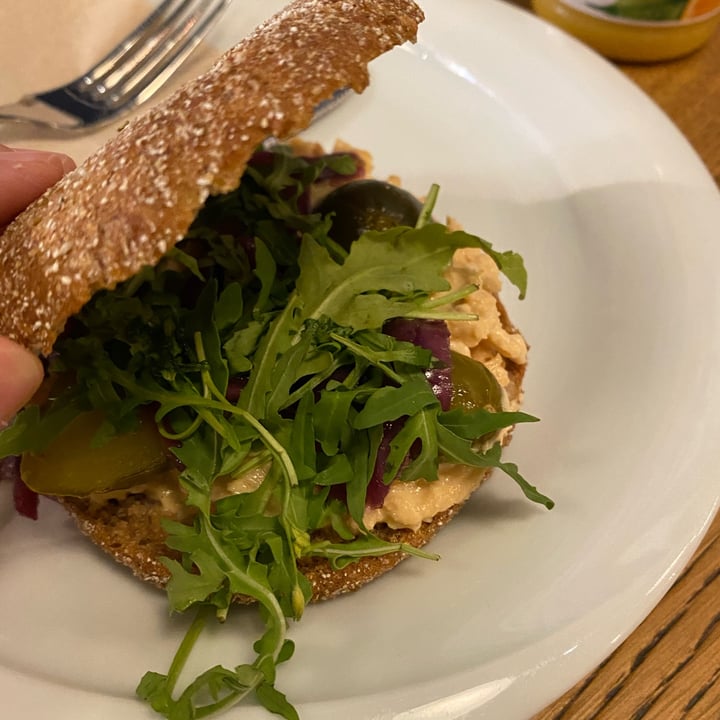 review photo of Starbucks Vegan Tuna Sandwich shared by @itsaleveg on 01 Nov 2022 - review