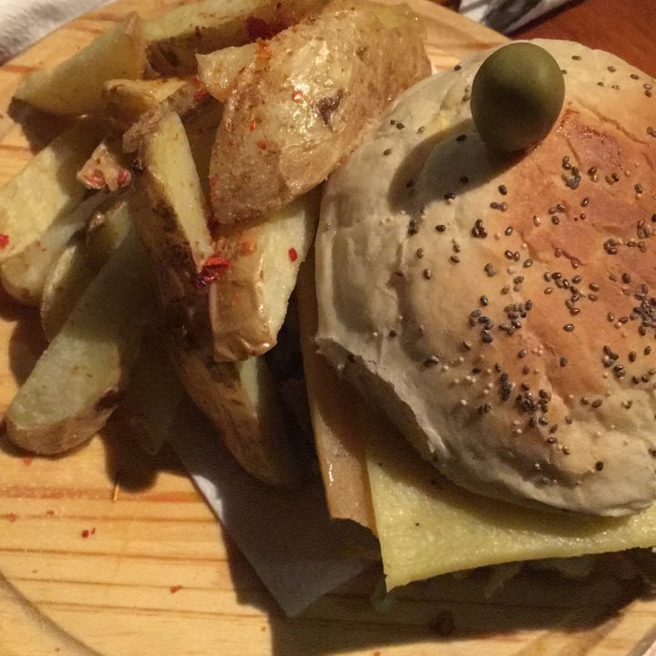 review photo of APOLO Bar Multiespacio Hamburguesa Vegana shared by @taniaf6 on 31 Dec 2020 - review