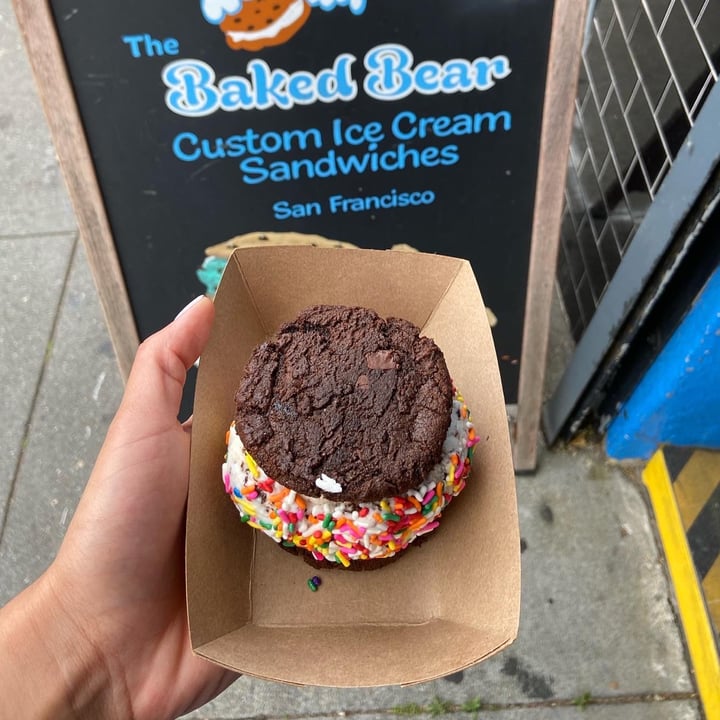 photo of The Baked Bear - Custom Ice Cream Sandwiches Vegan Ice Cream Sandwich shared by @hannahasher on  26 Apr 2022 - review