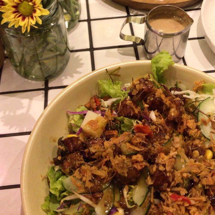 review photo of Burgreens Bowl Neo SOHO Burgreens Style Karedok shared by @auralins on 22 Dec 2019 - review