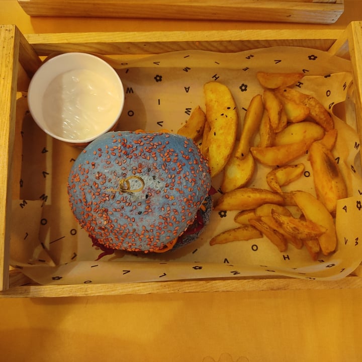 photo of Flower Burger I puffi Burger shared by @chiarin94 on  22 May 2022 - review