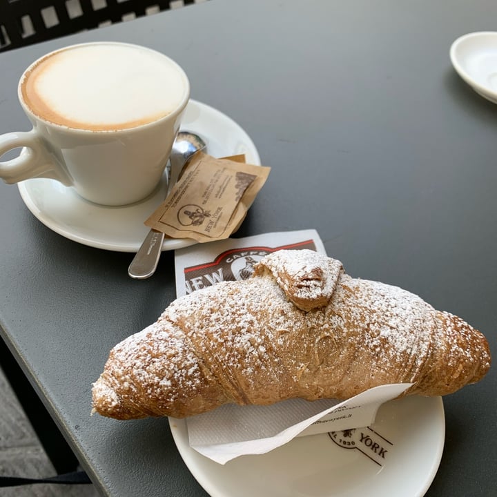 photo of Cafe Le Blanc Croissant Interale Al Lampone Vegano E Cappuccino Di Soia shared by @rabarbaro on  03 Apr 2022 - review