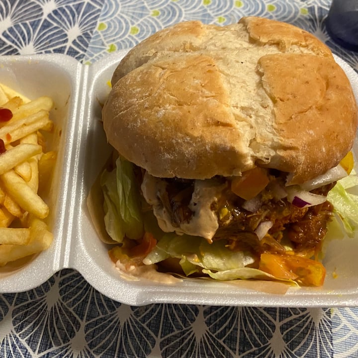 photo of Yecla 33 Vegan Burger Mac and Cheese shared by @lauragdegato on  14 Jun 2021 - review