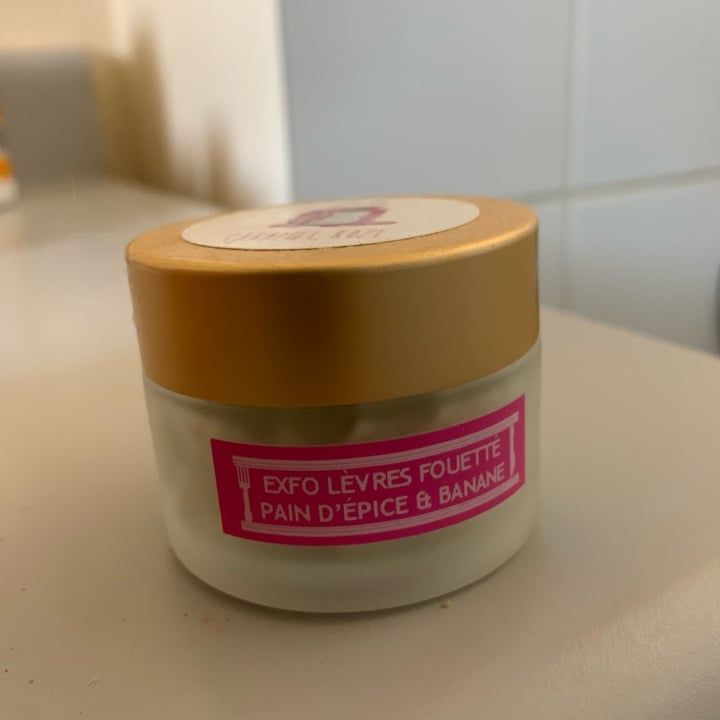 photo of Caramel roze cosmetics Exfoliant lèvres : Pain d'épice & banane shared by @veganqueenofmontreal on  13 Dec 2021 - review