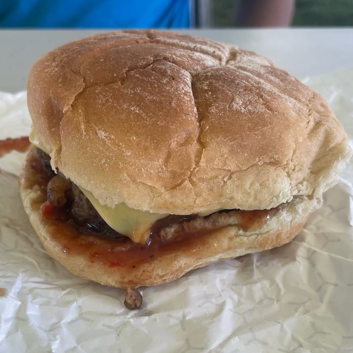 review photo of Soulfully Vegan - Food Truck mac and cheese stuffed burger shared by @choliebot on 25 Jun 2022 - review