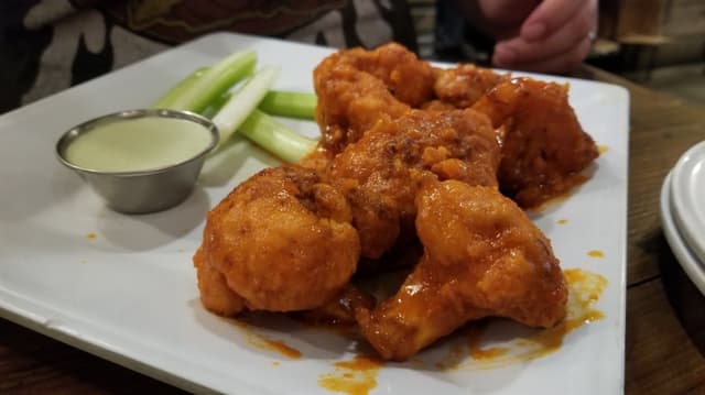 「Buffalo cauliflower wings」の料理の写真