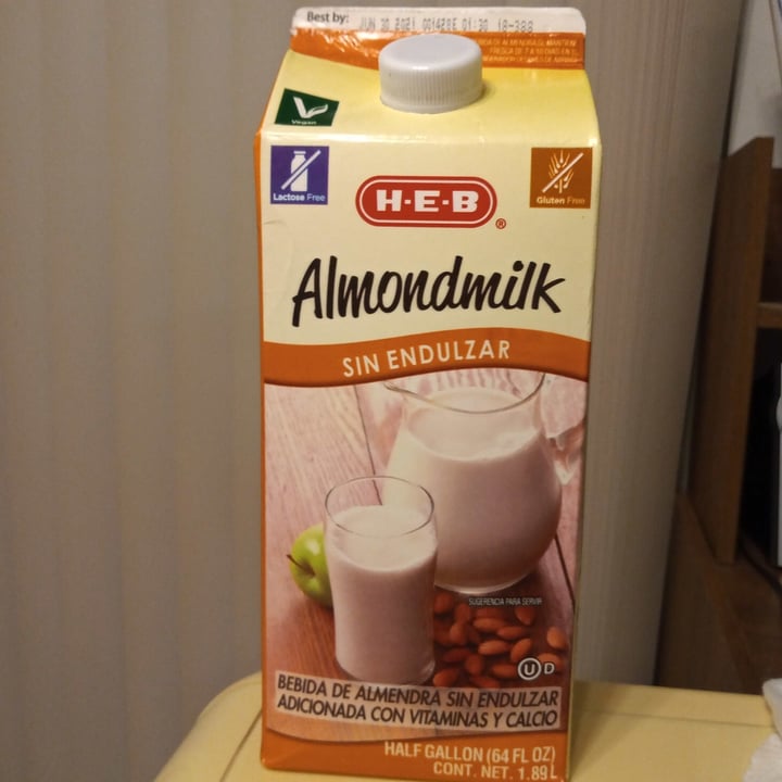 photo of H-E-B Almondmilk sin endulzar sabor Vainilla shared by @alvidrezluis on  06 Jun 2021 - review