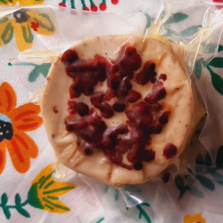 photo of Cheese the Queen Pink Pepper Cashew Delicacy shared by @rawnen on  13 Apr 2022 - review