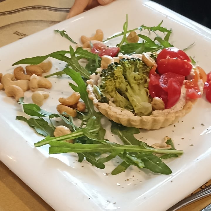 photo of La Mi Mama Crostatina con ricotta di anacardi, zucca marinata e broccoletti ripassati shared by @andreasic on  24 Apr 2022 - review