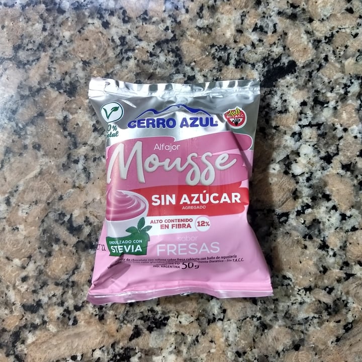 review photo of Cerro Azul Alfajor de Mousse de Fresas shared by @zorro on 13 Jul 2022 - review