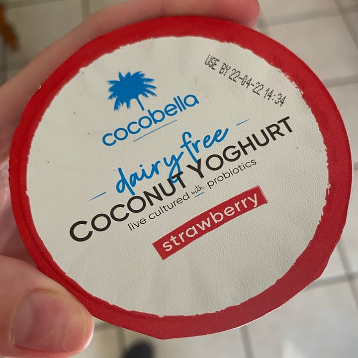 photo of Cocobella Coconut yogurt - Strawberry shared by @arianemeschiatti on  25 Mar 2022 - review