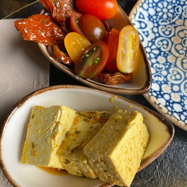 菜肴“tomates y tofu marinados”的照片