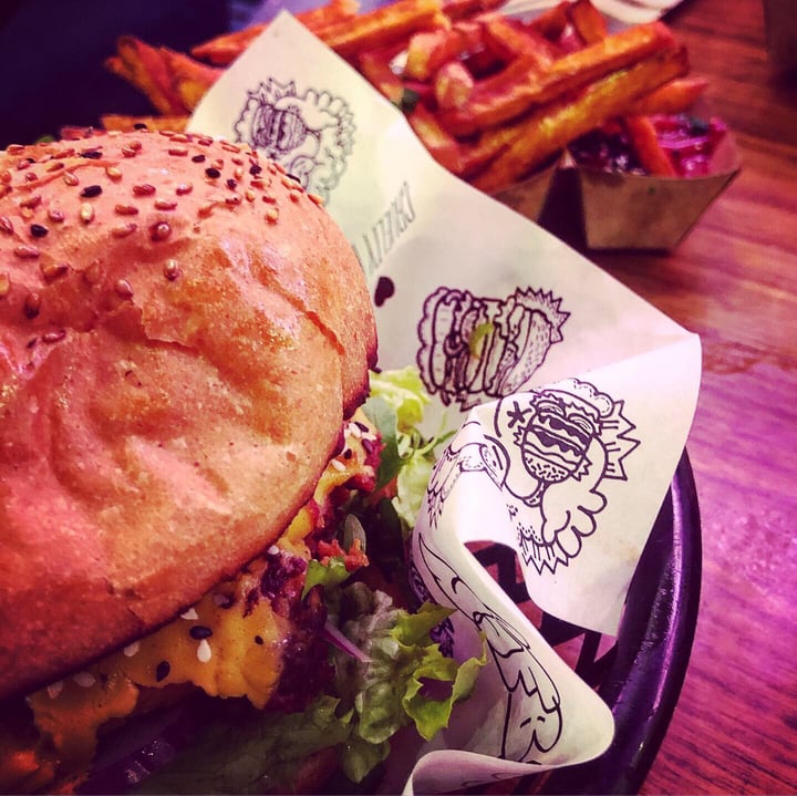 photo of Vegan Junk Food Bar Burger shared by @sunnycaribbeanvegan on  24 May 2019 - review