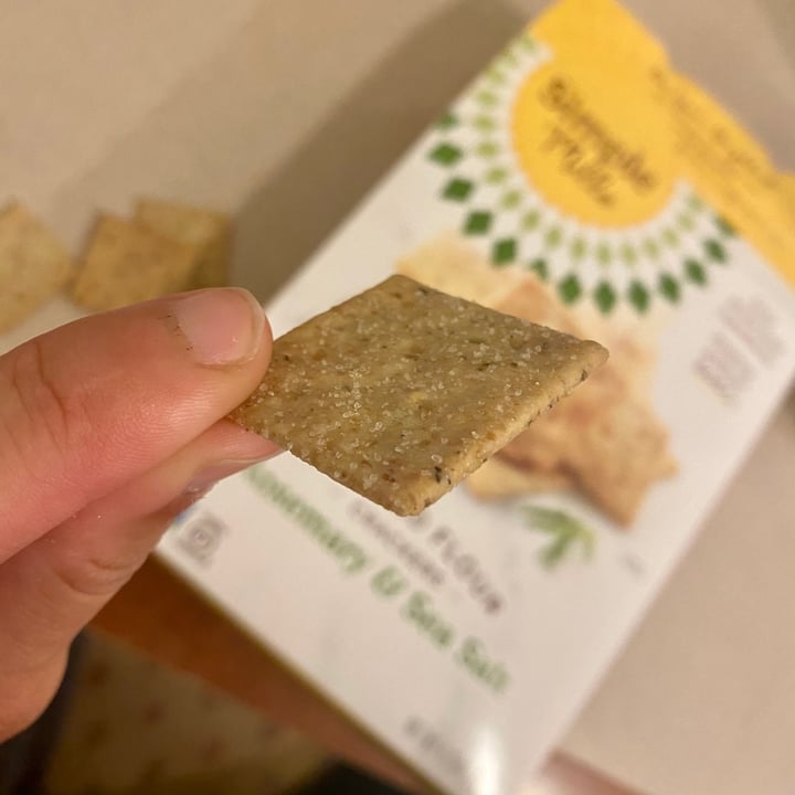 photo of Simple Mills Almond flour crackers rosemary & sea salt shared by @curvycarbivore on  06 May 2021 - review