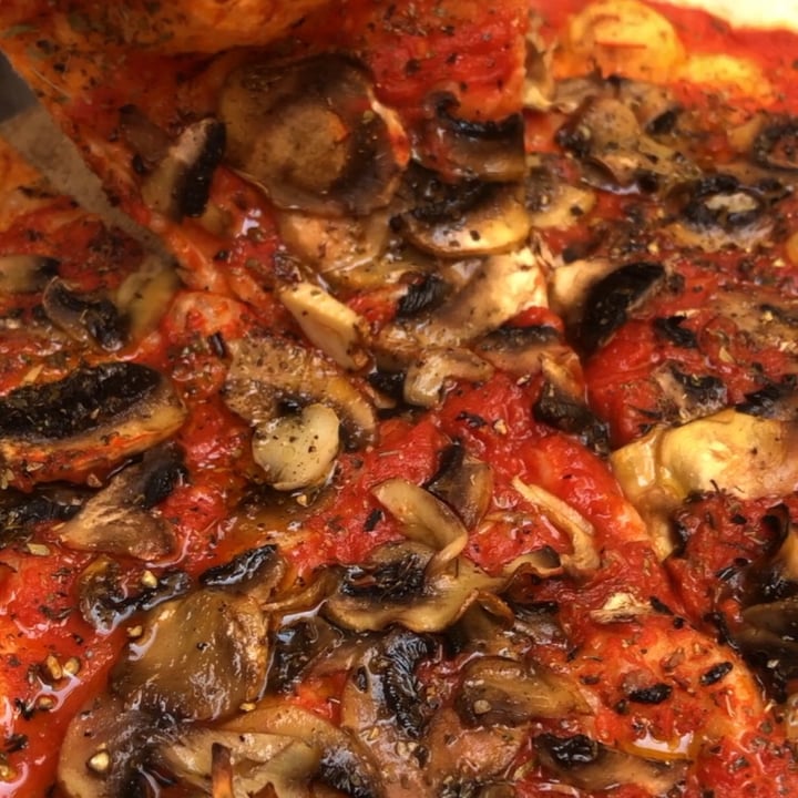 photo of Hostaria de' Pastini Pizza marinara fungi e tartuffo shared by @paolaskaff on  28 Aug 2021 - review
