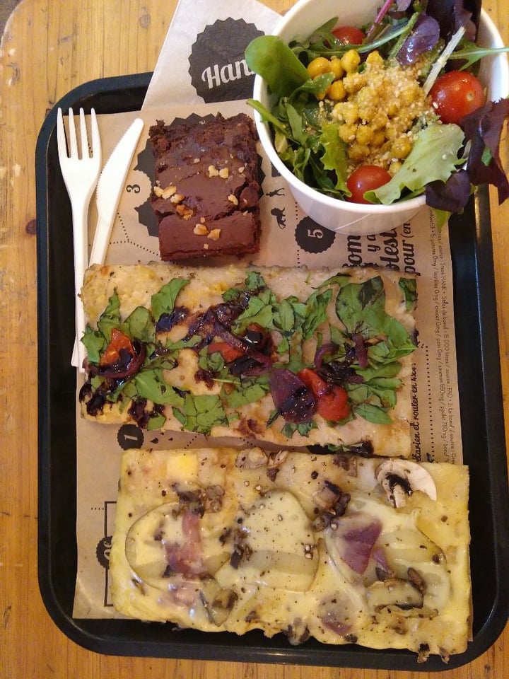 photo of Hank Pizza Menu 2 pizzas (Montagnarde et Spinach) une salade un dessert (Brownie) shared by @vegananas on  07 Mar 2020 - review