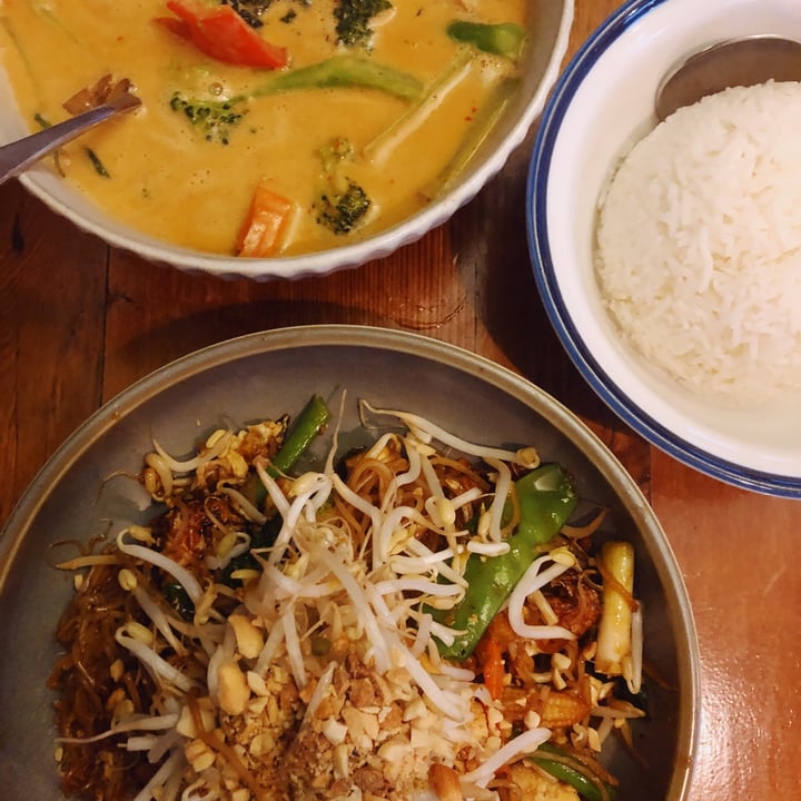 photo of Sit O'Clock Thai Restaurant and Takeaway Panang Curry & Pad Thai shared by @chiara2202 on  22 Apr 2022 - review
