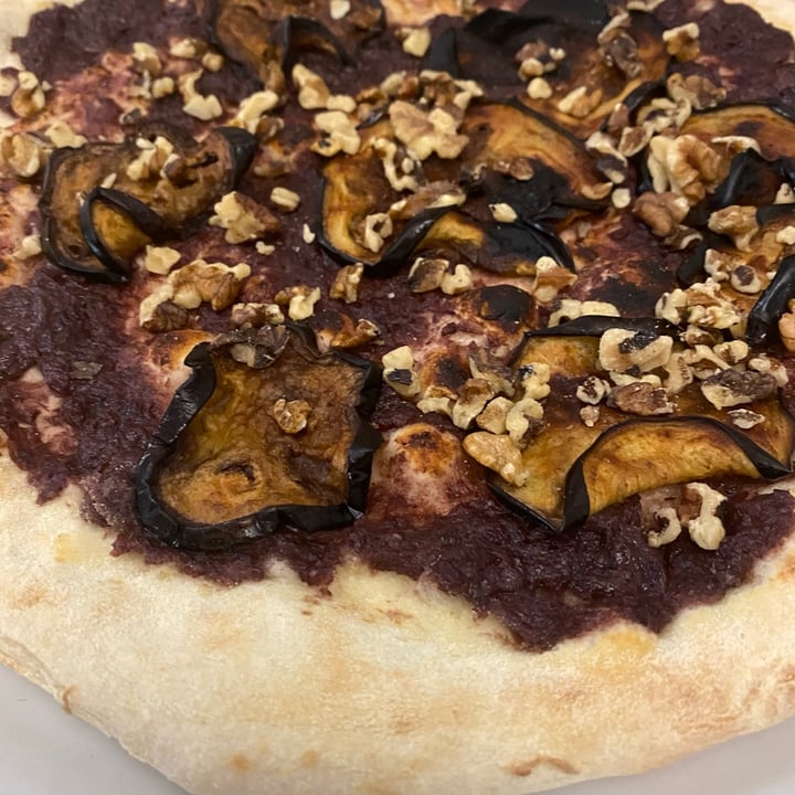 photo of Monte Cristo pizza melanzane, noci e crema di radicchio shared by @elitofu on  19 Jun 2022 - review