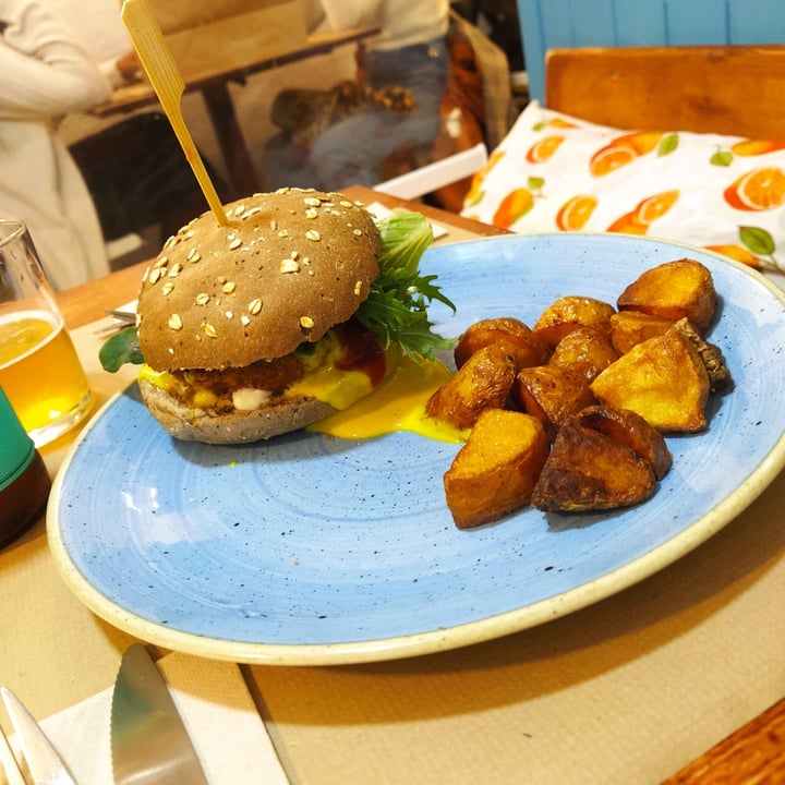 photo of Distrito Vegano Kentucky burger shared by @bugbag on  11 Nov 2020 - review