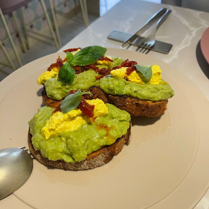 photo of Linfa Milano - Eat Different Avocado Toast shared by @giadapirozzini on  28 May 2022 - review