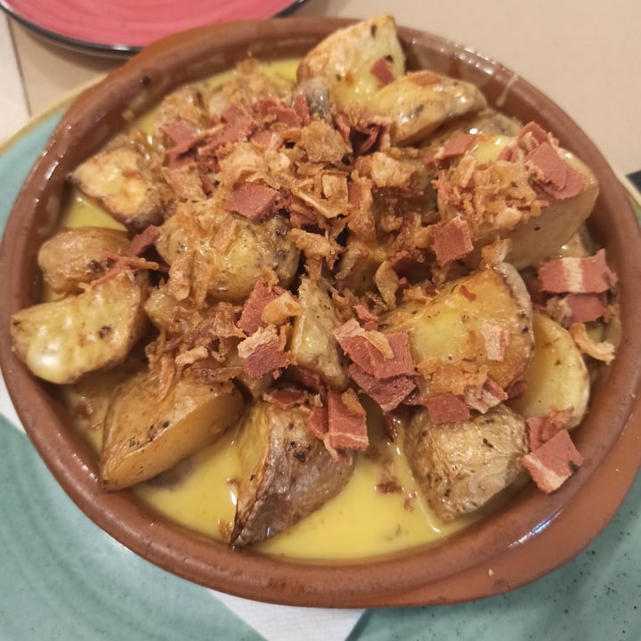 photo of Distrito Vegano Patatas con vacon y queso shared by @mswinter on  22 Jul 2020 - review