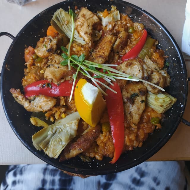 Foto del plato “Paella con heura y verduras”