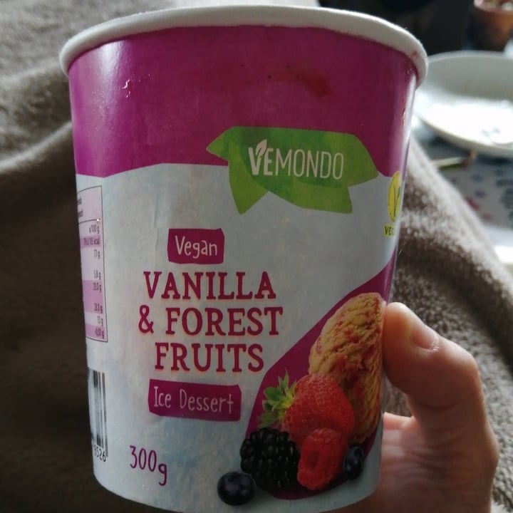 review photo of Vemondo Helado Vainilla Y Frutos Rojos shared by @laurrywhite on 22 May 2022 - review