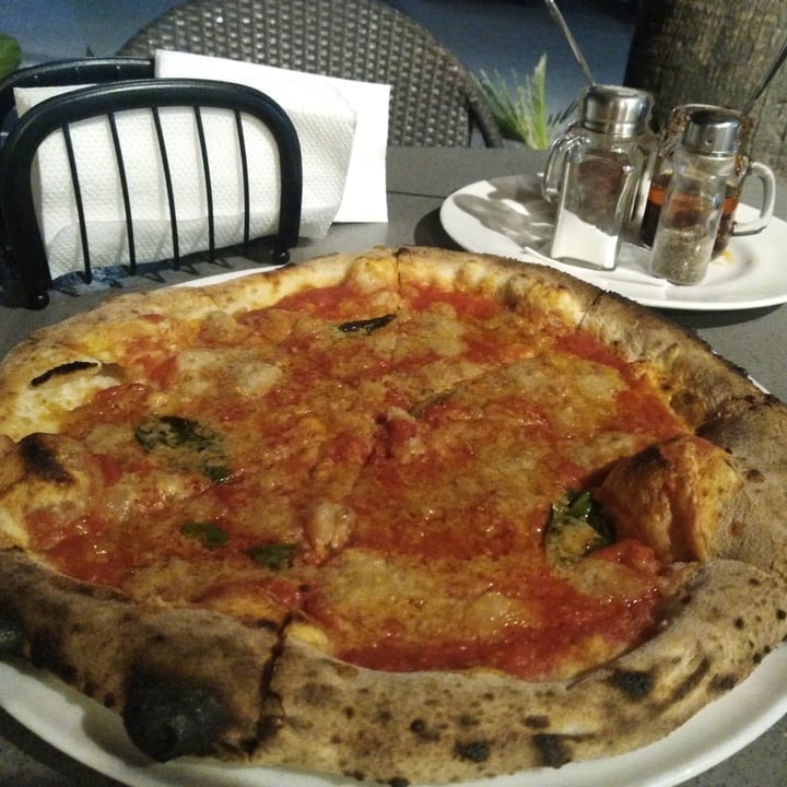 review photo of Bella Napoli Pizzeria & Restaurant Pizza Margarita shared by @angemunoz on 22 Jul 2022 - review