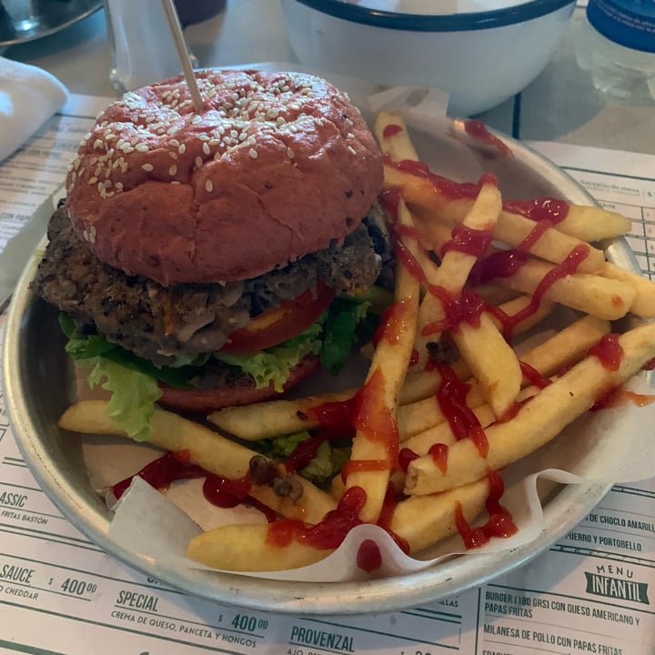 photo of Foodie Bread & Bakery Vegan Burger shared by @anabolena on  23 May 2022 - review