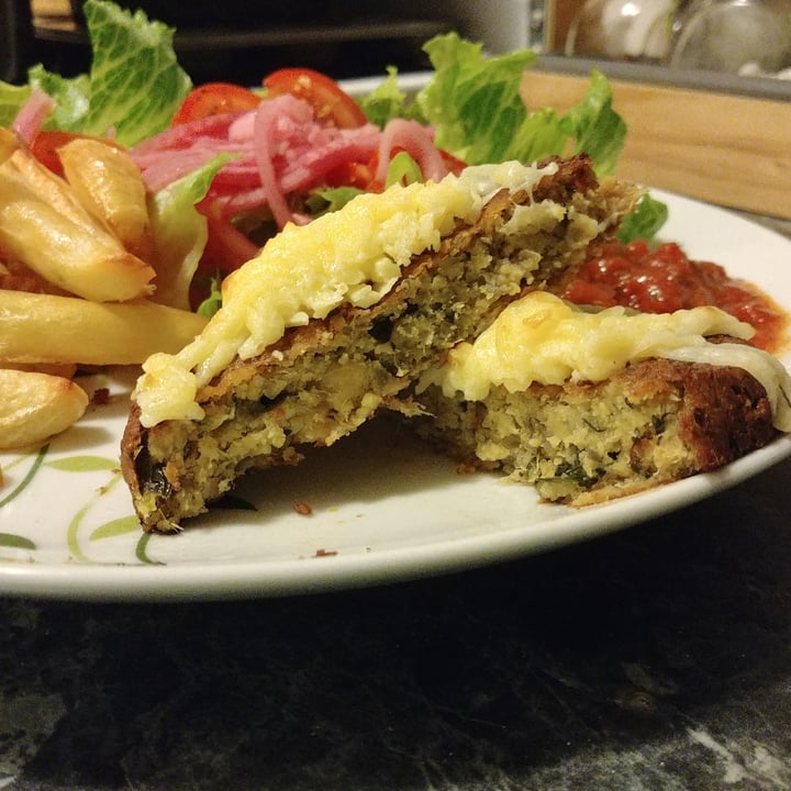 photo of Yumi's lentil and zucchini burger shared by @alynereis on  05 Nov 2021 - review