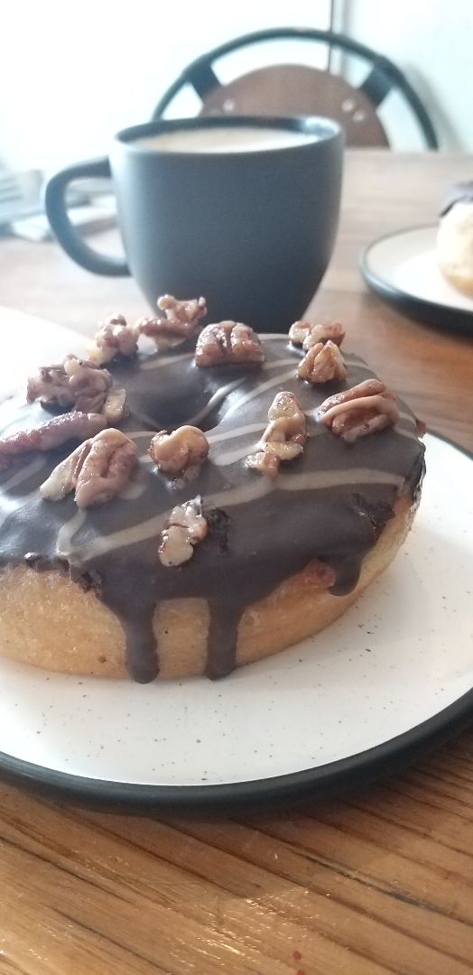 photo of Bite Me Café Donut De Chocolate, Caramelo Y Cacahuete shared by @ysmina09 on  07 Mar 2020 - review