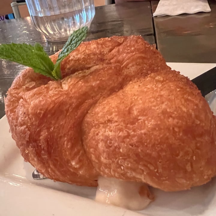 photo of MeeT in Gastown Cronut shared by @brendavalrin on  04 Oct 2022 - review